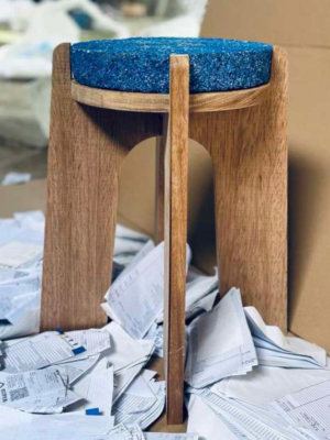 Material sólido obtenido a partir de pulpa de papel reciclado